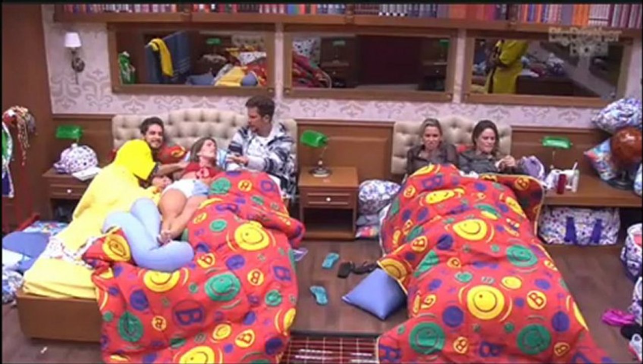 Fanieser deitados de mãos dadas 09/01 noite parte 3