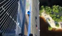 Il escalade un pont de 137 mètres de haut à Kiev en Russie