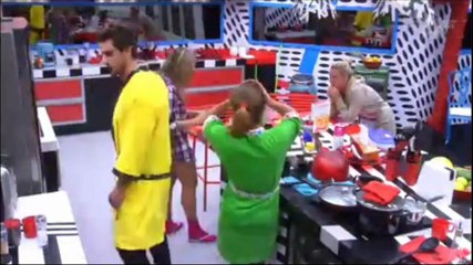 Fanieser e Nati na cozinha depois da prova do líder 10/01