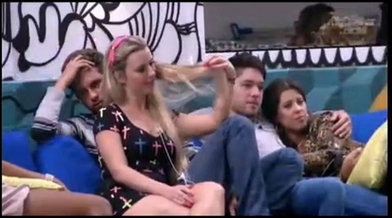Eli fazendo cafuné na Fani 11/01 parte 2