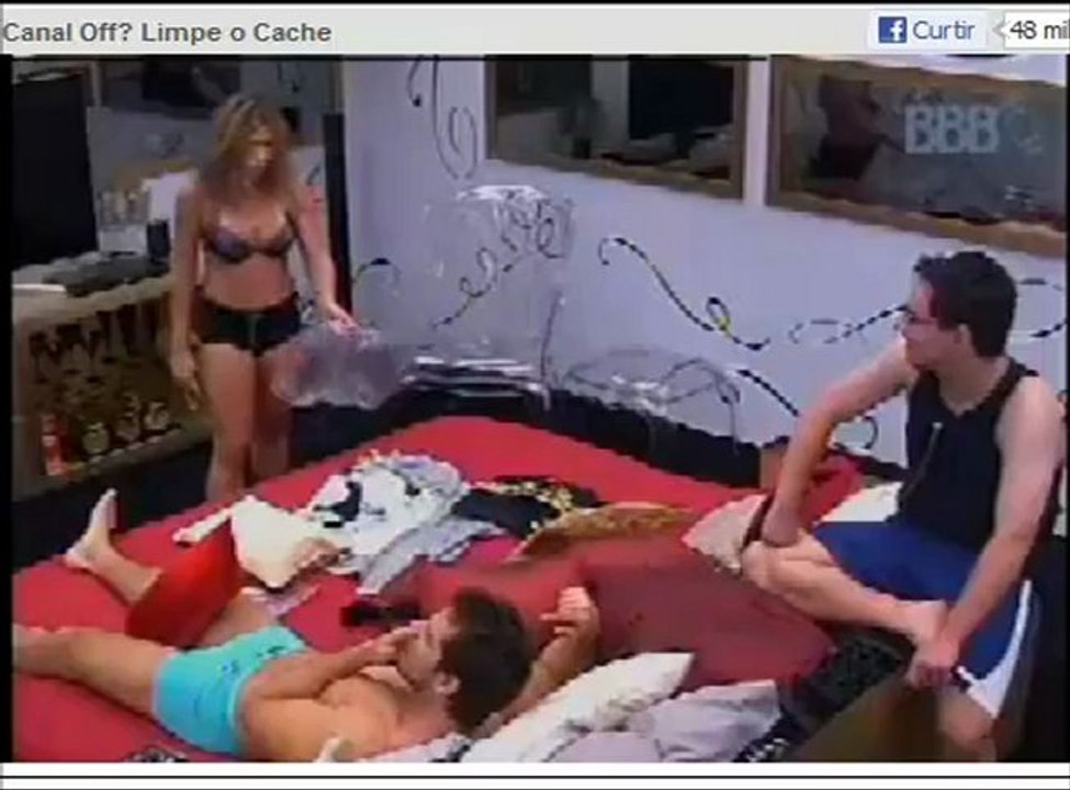 Fanieser no quarto do líder depois da festa 13/01