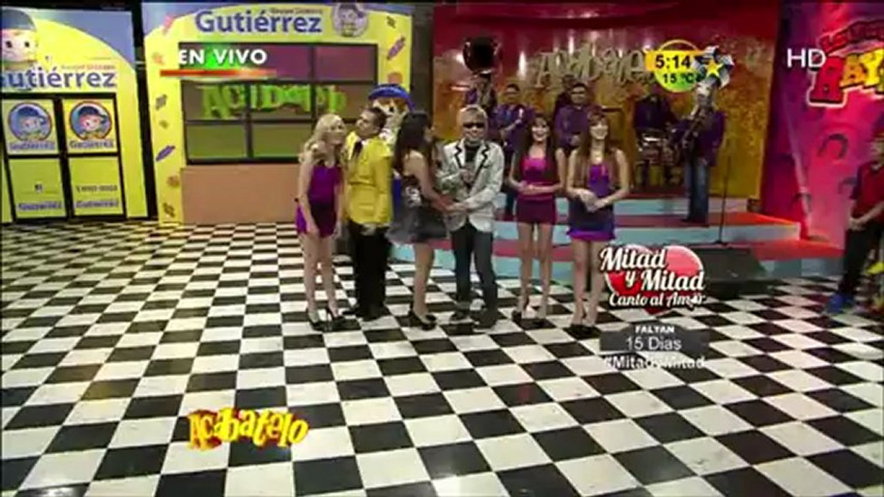 Justino Castor y Selina Coahuila se besan