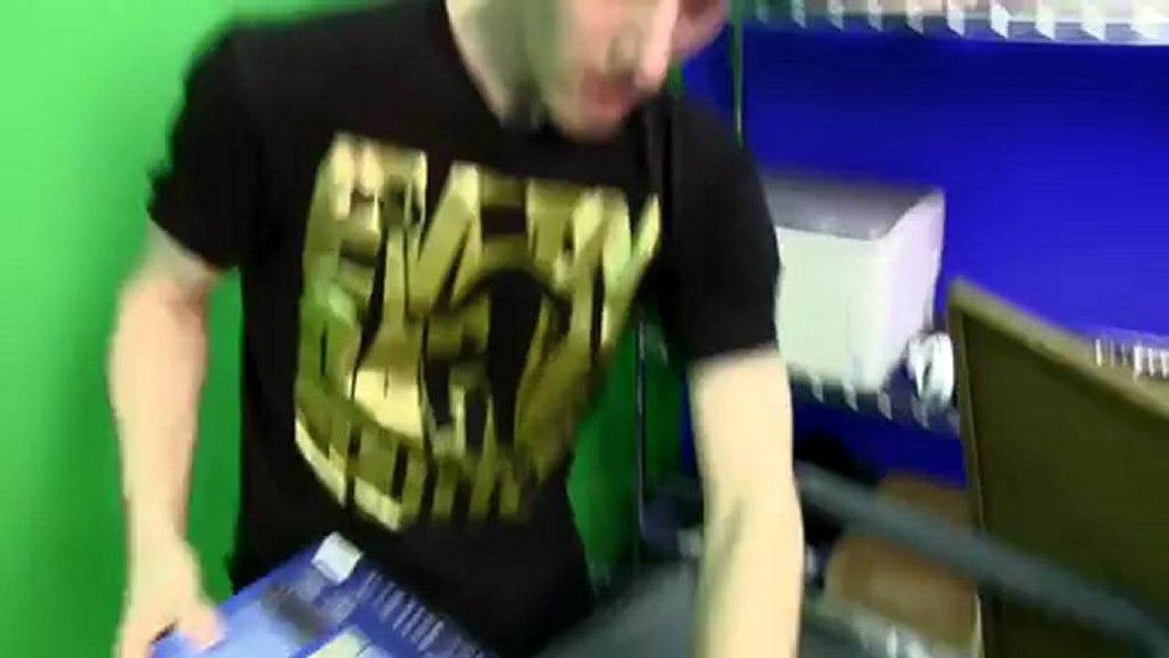 Intel DC3217IYE NUC Next Unit of Computing Unboxing & First Look Linus Tech Tips