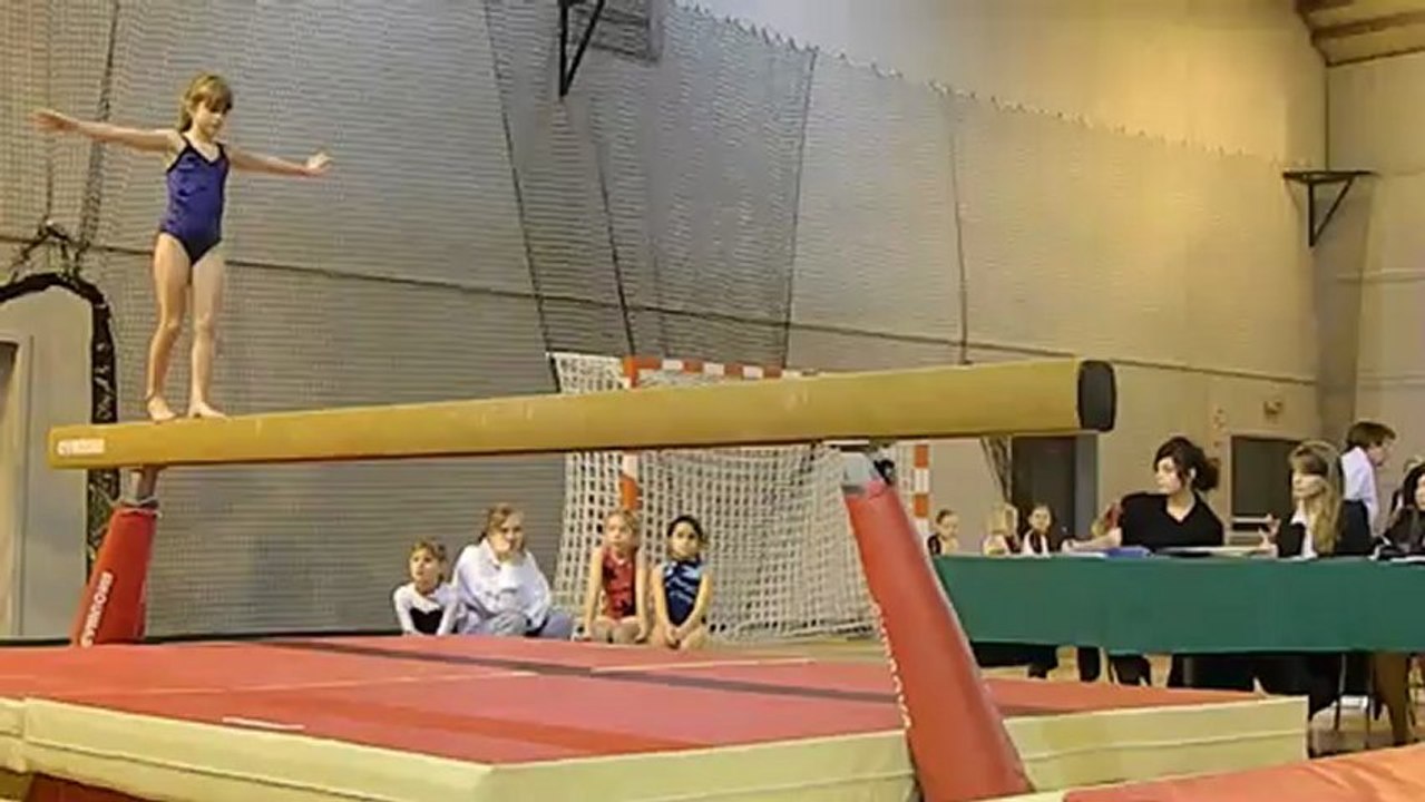 VESOUL : LES GYMNASTES A LA POUTRE