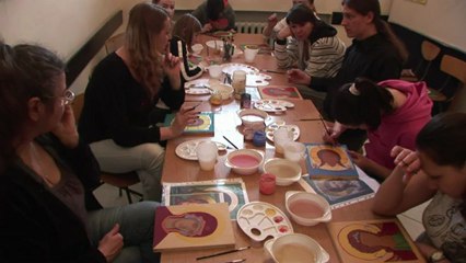 اعادة تشكيل لوحات دينية من قبل السجينات في بولندا