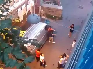 Kavga Eden Kızları Suyla Ayırmak