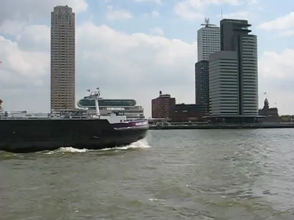 Rotterdam, Pays Bas : long bateau