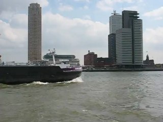 Rotterdam, Pays Bas : long bateau
