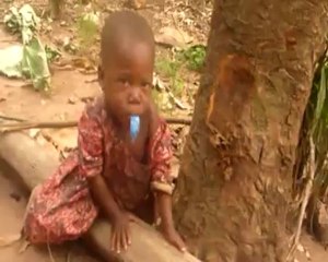 Bébé pygmée fume, maman se marre, et tata cuisine