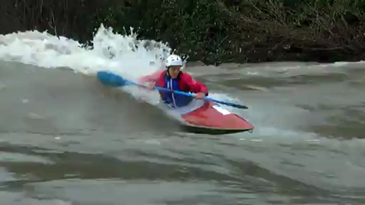 Belle vague sous le CUPPEV : surf en kayak slalom