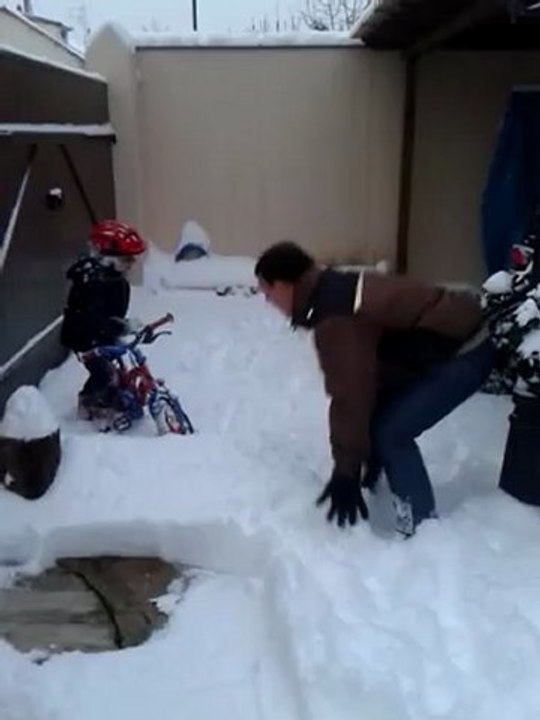 mes deux amours!!! on s'équipe et bataile de neige entre mec!!