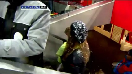 Buco nel tetto dello stadio, De Boer e Koeman innevati