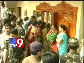 Lagadapati locks himself in room awaiting Chandrababu