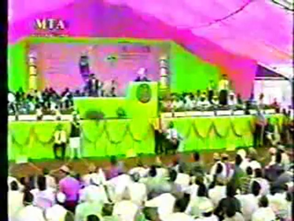 Head of Ahmedis/Qadianis Mirza Tahir Ahmed annoucning the Mubahila with Mr. Illias Suttar on TV.