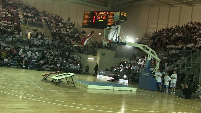 TREVOX: les Crazy Dunkers à la Pubeco Pévèle Arena à Orchies.