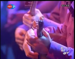 Belkis Akkale Kapinin önünde önlük dikiyi