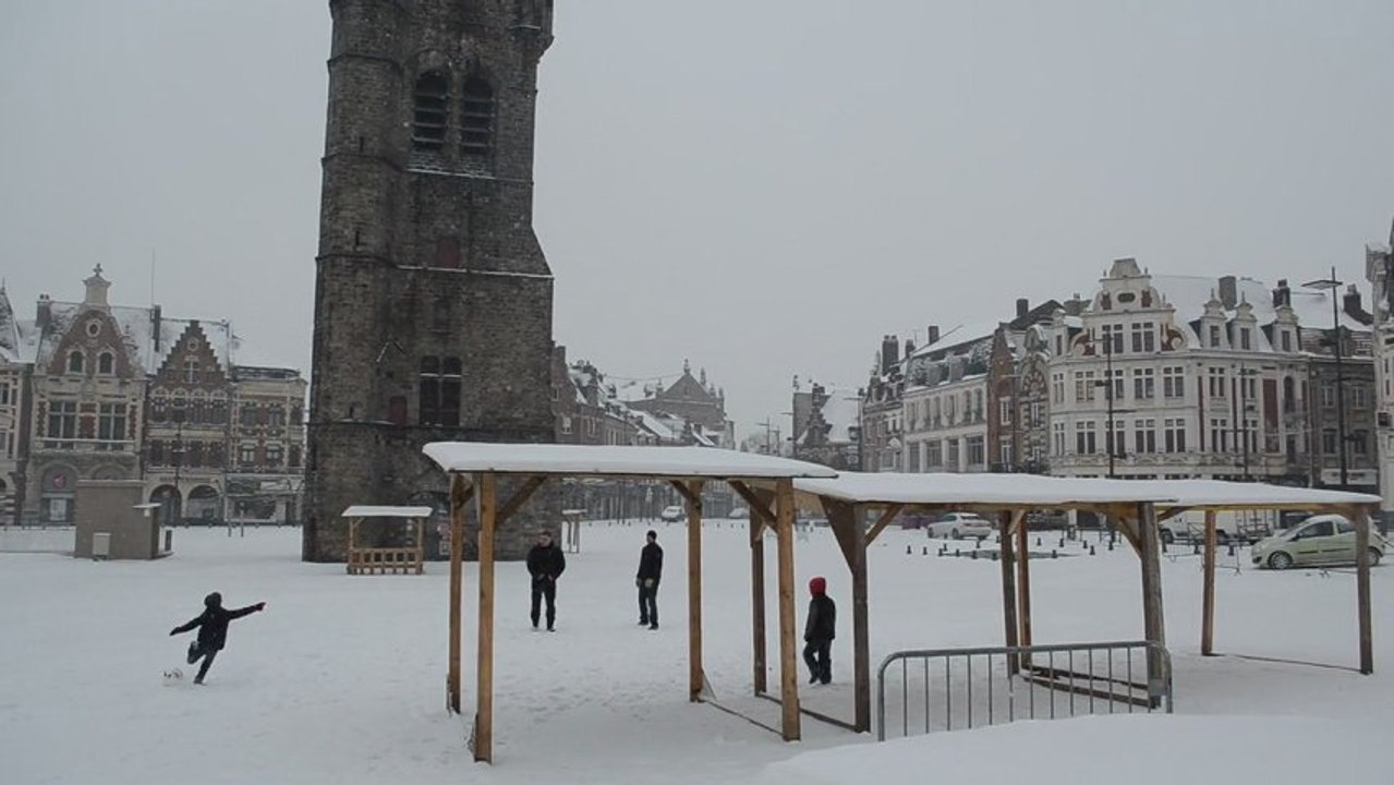 A Béthune, on joue au football sous la neige sur la Grand-Place