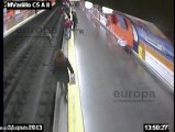 Un policía rescata a una mujer en la vías del metro