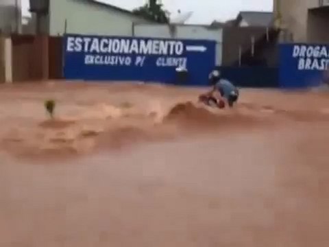 Vídeo mostra desespero de casal sendo arrastado por enxurrada no Mato Grosso