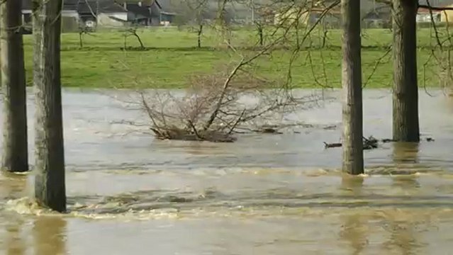 Villecomtal-sur-Arros, Gers: L'Arros autour de l'ancien pont de fer...