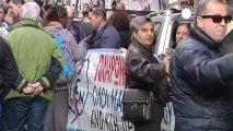 Cientos de griegos protestan contra los cortes de luz...