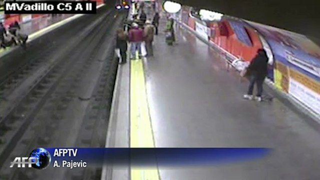 Todesmutiger Polizist rettet Frau nach Sturz auf U-Bahn-Gleis