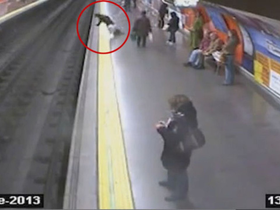 Sauvetage d'une femme tombée sur les rails du métro