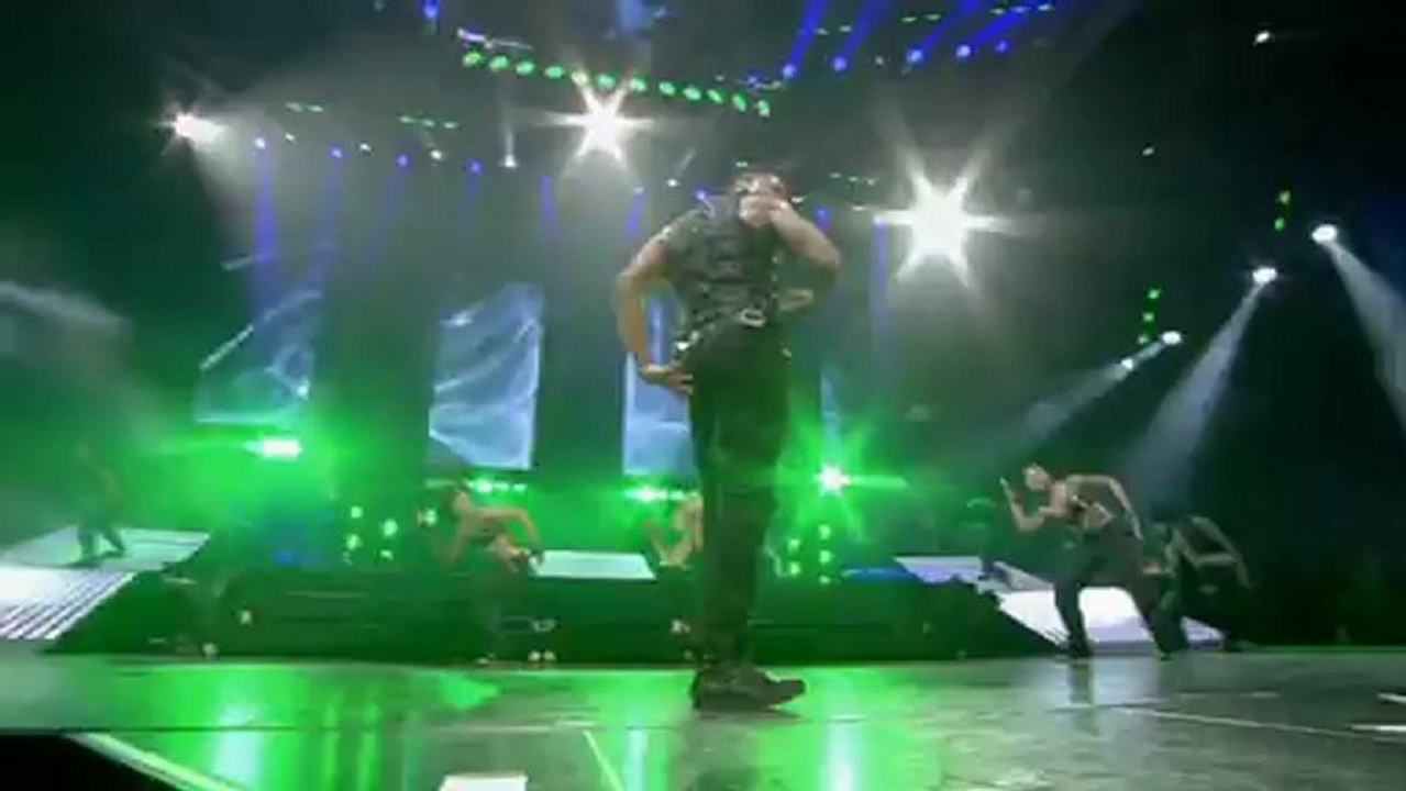 Usher - Yeah (from "OMG Tour Live From London" DVD & Blu-Ray)
