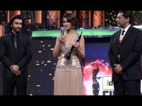 Ileana D'Cruz Best Debut (Barfi!) - 58th Idea Filmfare Awards 2013 !