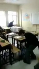Liseli Kızlar Sınıfta Seviniyor