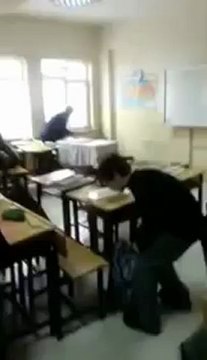 Liseli Kızlar Sınıfta Seviniyor