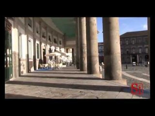 Napoli - Piazza del Plebiscito cade letteralmente a pezzi (22.01.13)