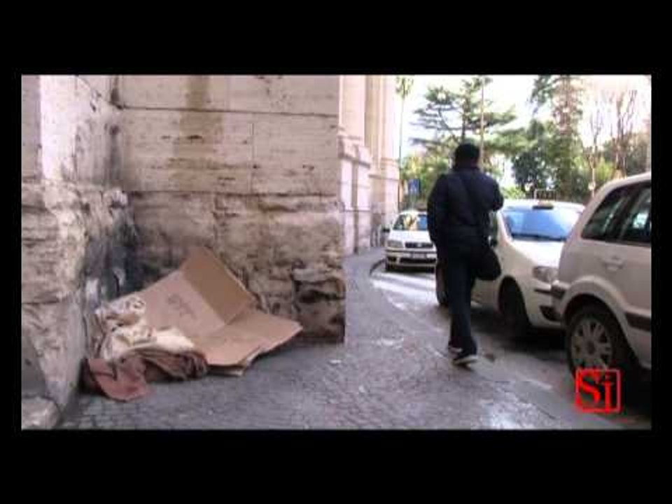 Napoli - Clochard ucciso dal freddo vicino al San Carlo 1 (22.01.13)