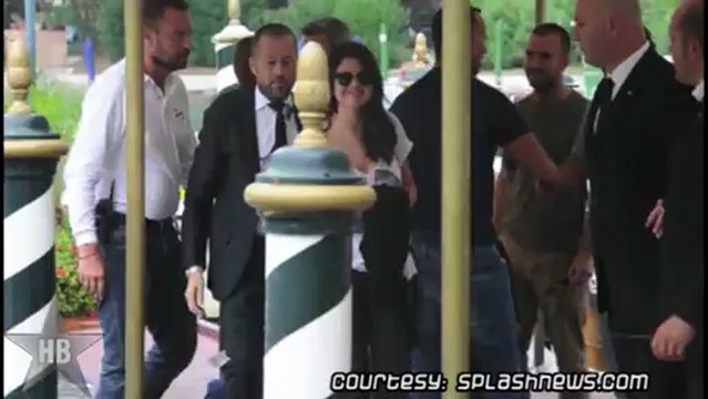 Justin Bieber Flashes His Butt