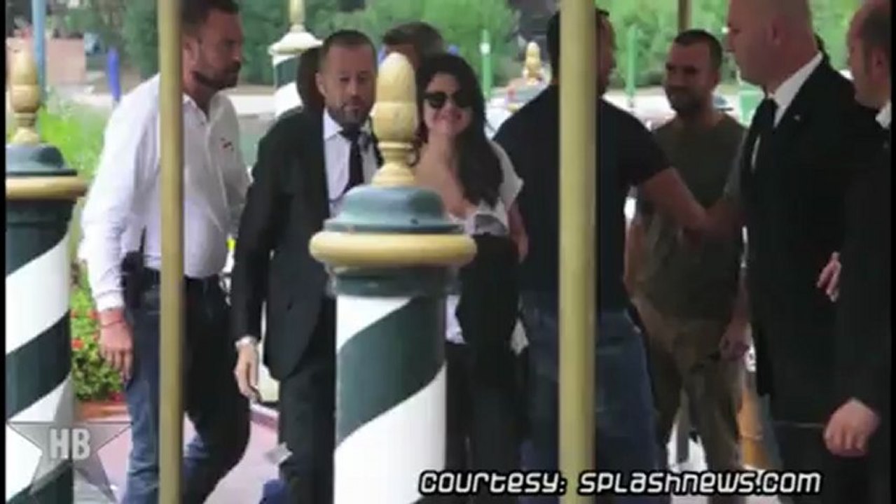 Justin Bieber Flashes His Butt