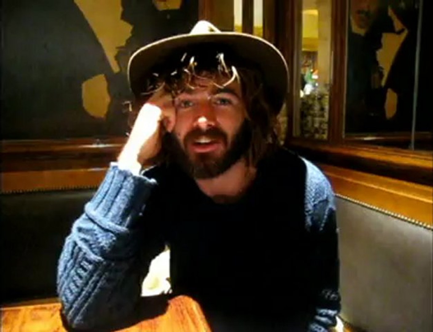 ⁣Angus Stone vous remercie