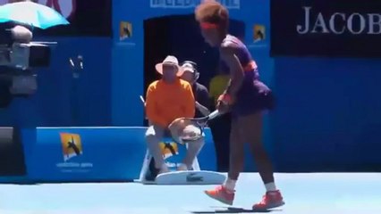 Serena Williams se défoule sur sa raquette lors de l'Open d'Australie 2013