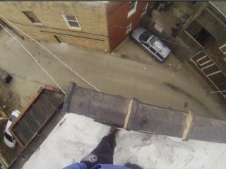 Il filme un saut incroyable d'un immeuble à un autre !