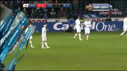 هازارد لاعب تشيلسي يركل صبي جمع الكرات في ملعب سوانزي ويتعرض للطرد