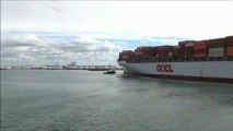 OOCL Kaohsiung, porte containers entrant dans le port du Havre