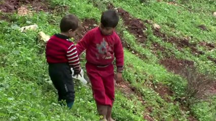 سوريون يختبئون في مغاور طبيعية محفورة في الصخر هربا من العنف