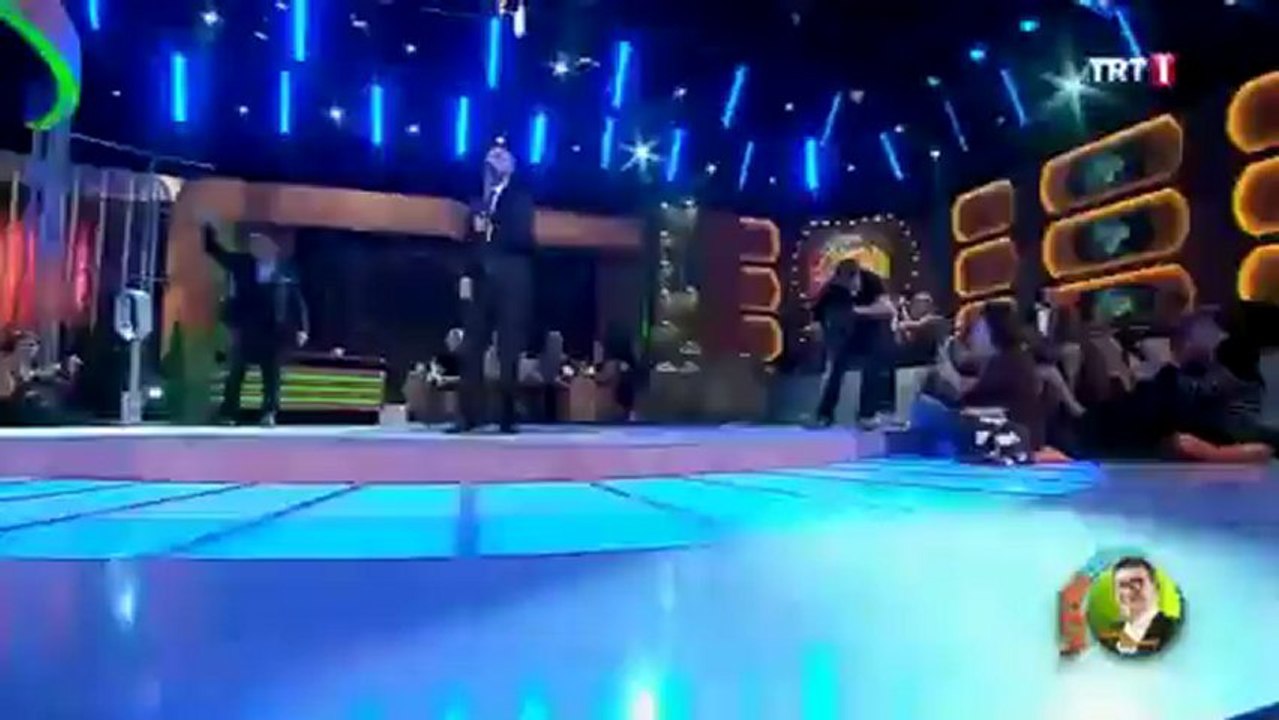 Soner Sarıkabadayı - Burada Biri Var - Koptu Geliyor - Canlı Performans