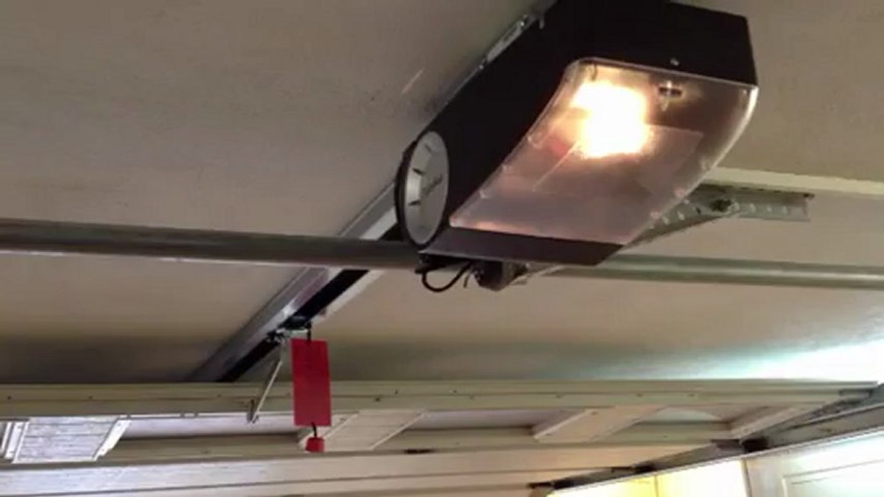 Automatisme  de porte de garage BERNER  posé sur porte de garage WAYNE DALTON , tout est possible !!!