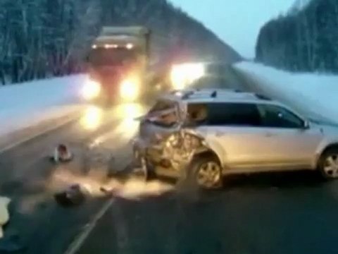 Ребёнок выжил, выпав из машины под колеса фур