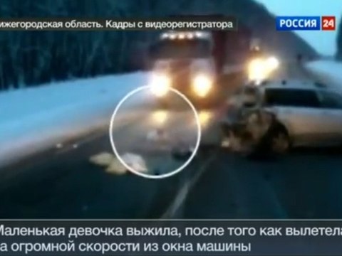 Enorme accident de la route : le bébé est projeté de la voiture et s'en sort indemne !