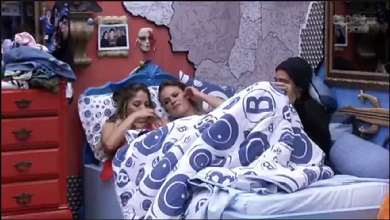 Fani e Eli de mãos dadas na cama 21/01 noite