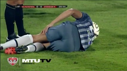 L'hilarante feinte ratée sur coup franc de Mario Gjurovski, avec Muangthong United
