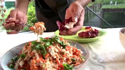 Salada asiática de frango com capim-limão