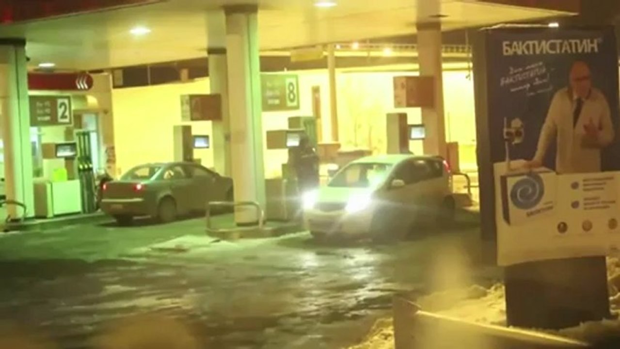 Elle lave sa voiture avec de l'essence !