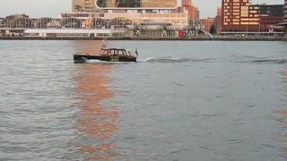 Rotterdam, Pays Bas : bateau et soleil couchant